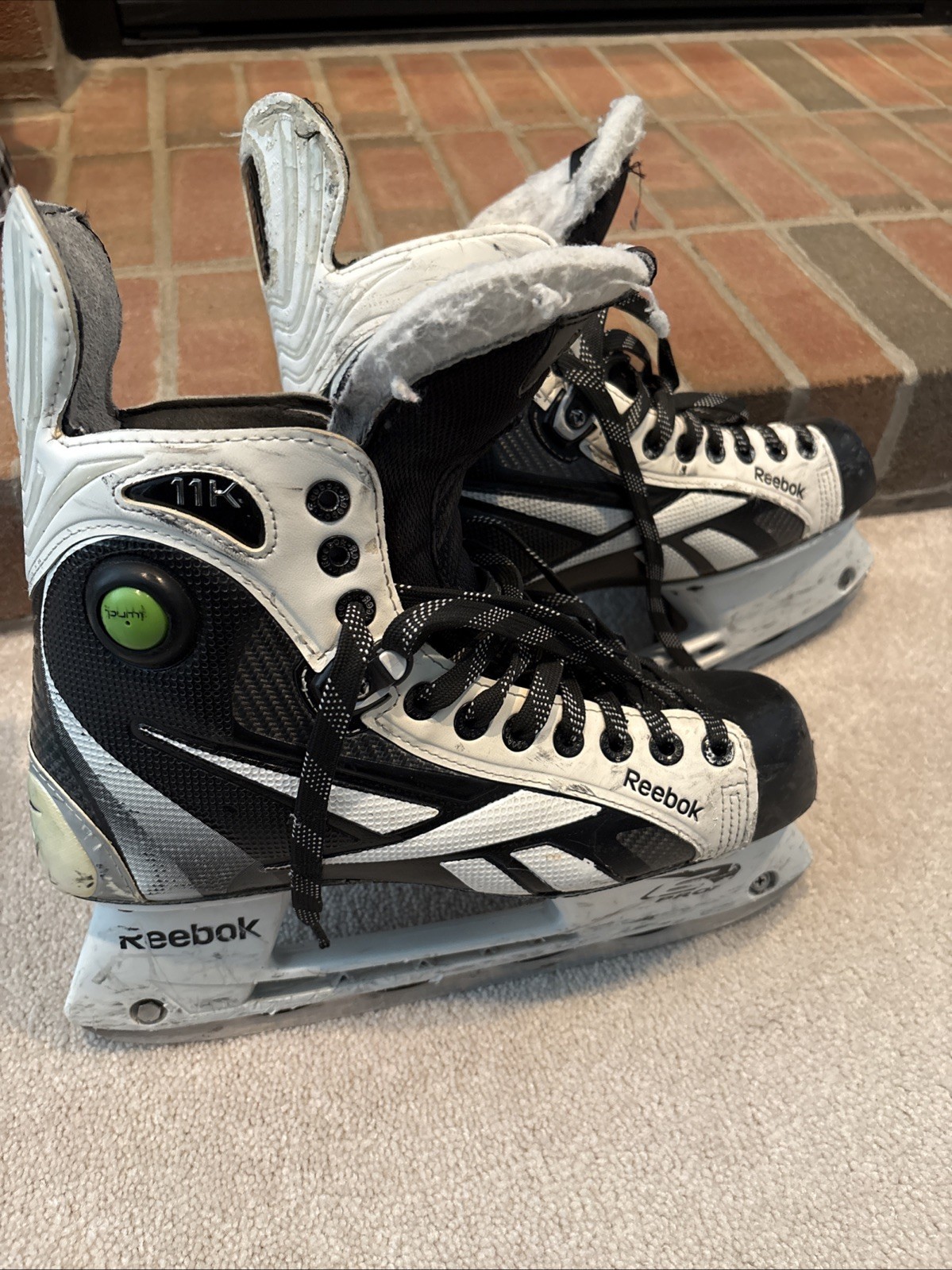 READ Reebok 11K Pump Senior Ice Hockey Skates Size 8.5D Black & White