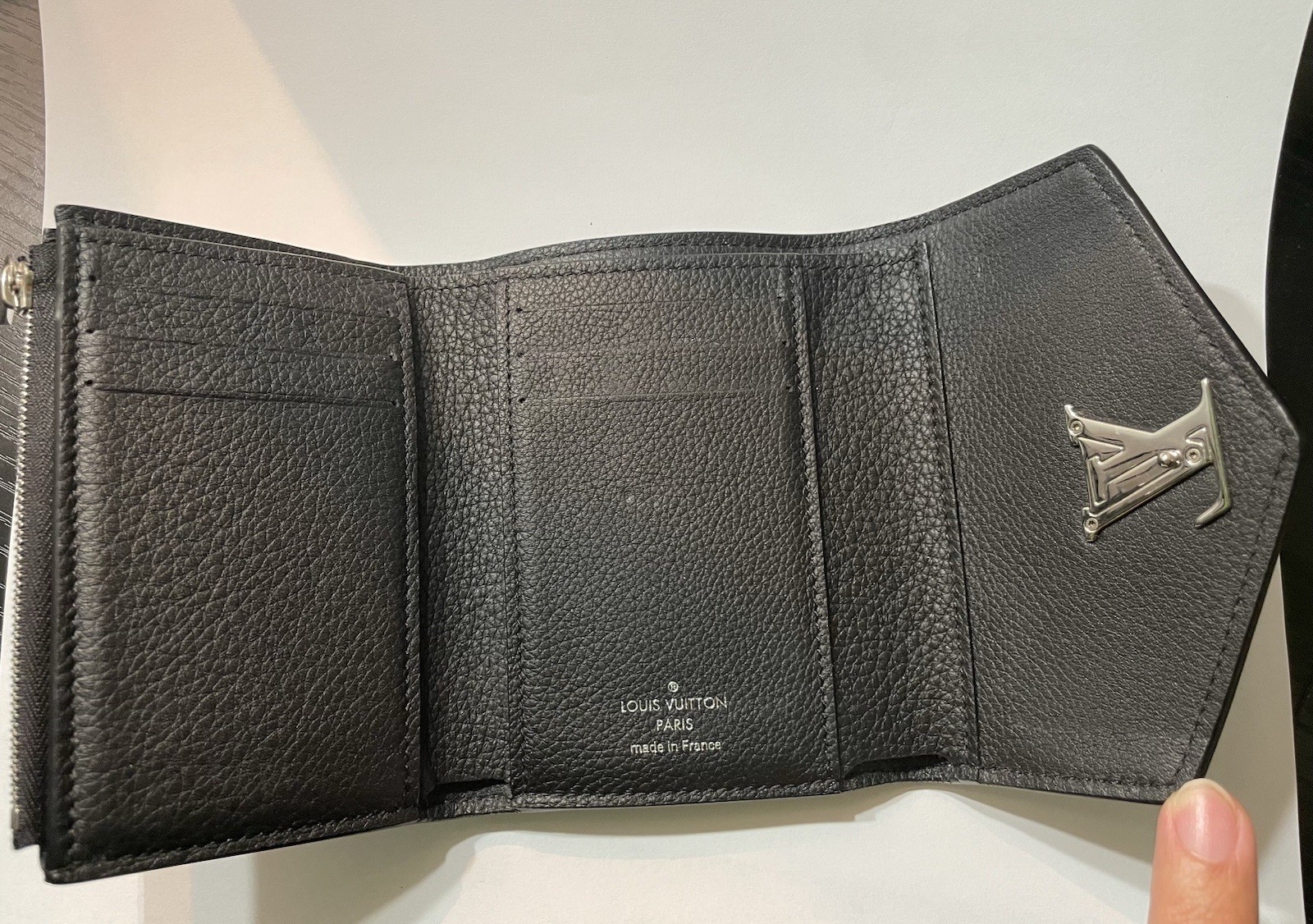 Louis Vuitton Women’s Black Trifold Wallet LV Logo Zip Pocket Credit Card