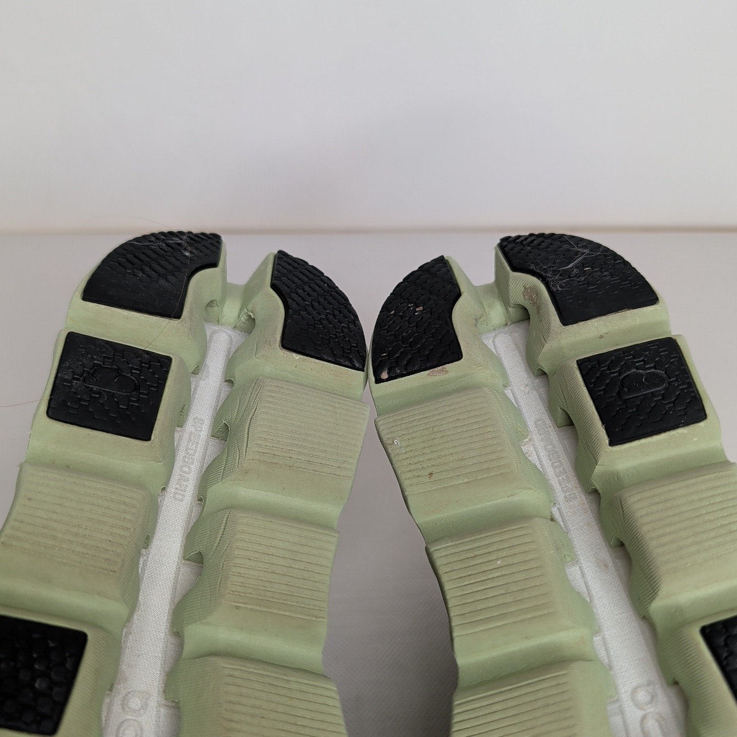 On Cloudstratus Running Shoes Sneakers Women 10 White Moss Athleisure