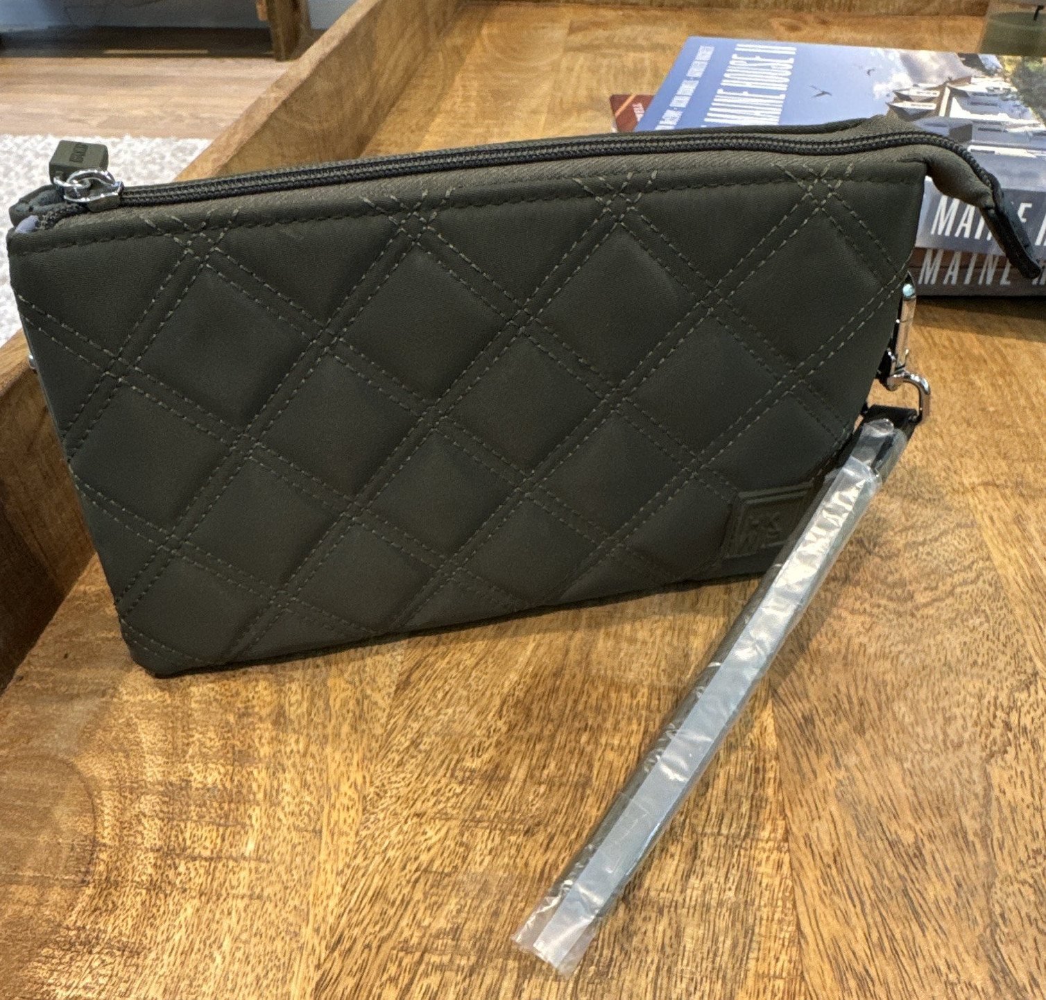 IHKWIP Green Quilted Wristlet Wallet w/ Zipper, Wrist Strap, Credit Card Slots