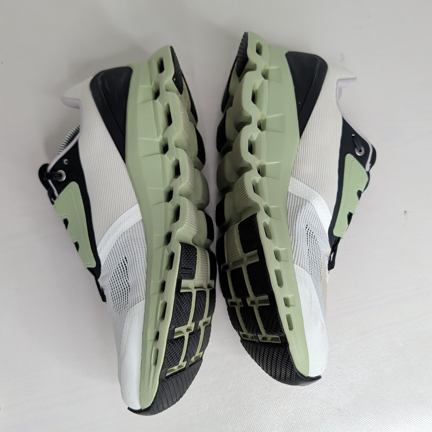 On Cloudstratus Running Shoes Sneakers Women 10 White Moss Athleisure