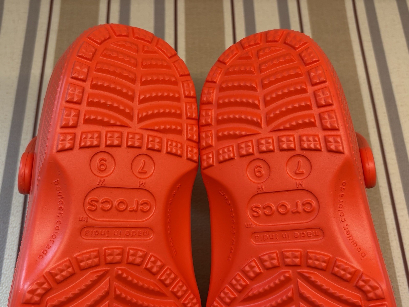 Crocs Classic Women’s Clogs Sandals Size W9 M7 Red Slip-On New In Box Fast Ship