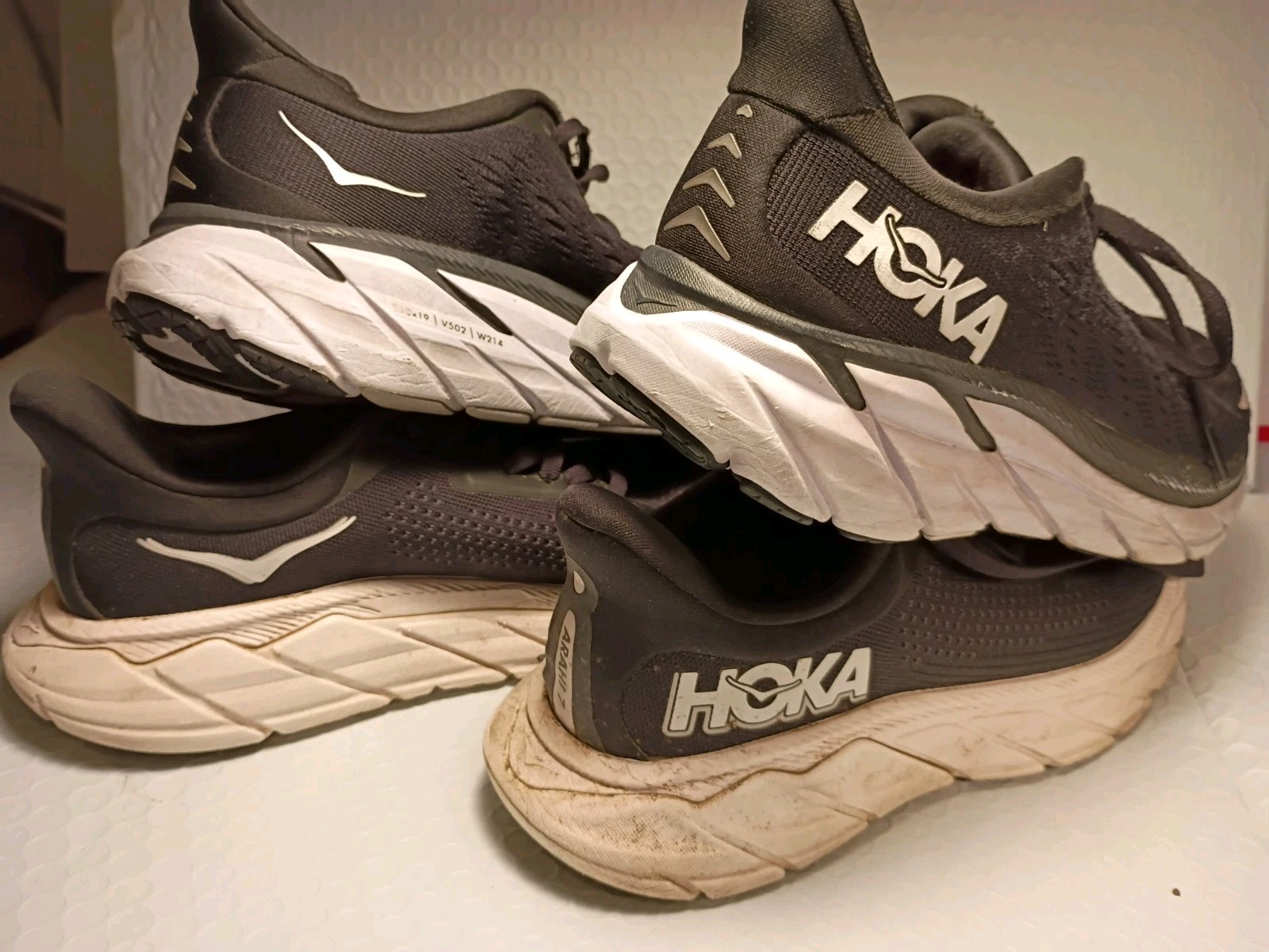 Hoka Womens Beater Lot Clifton 8 6.5b EU38 & Arahi 7 6b EU37 1/3 Torn Heels ASIS
