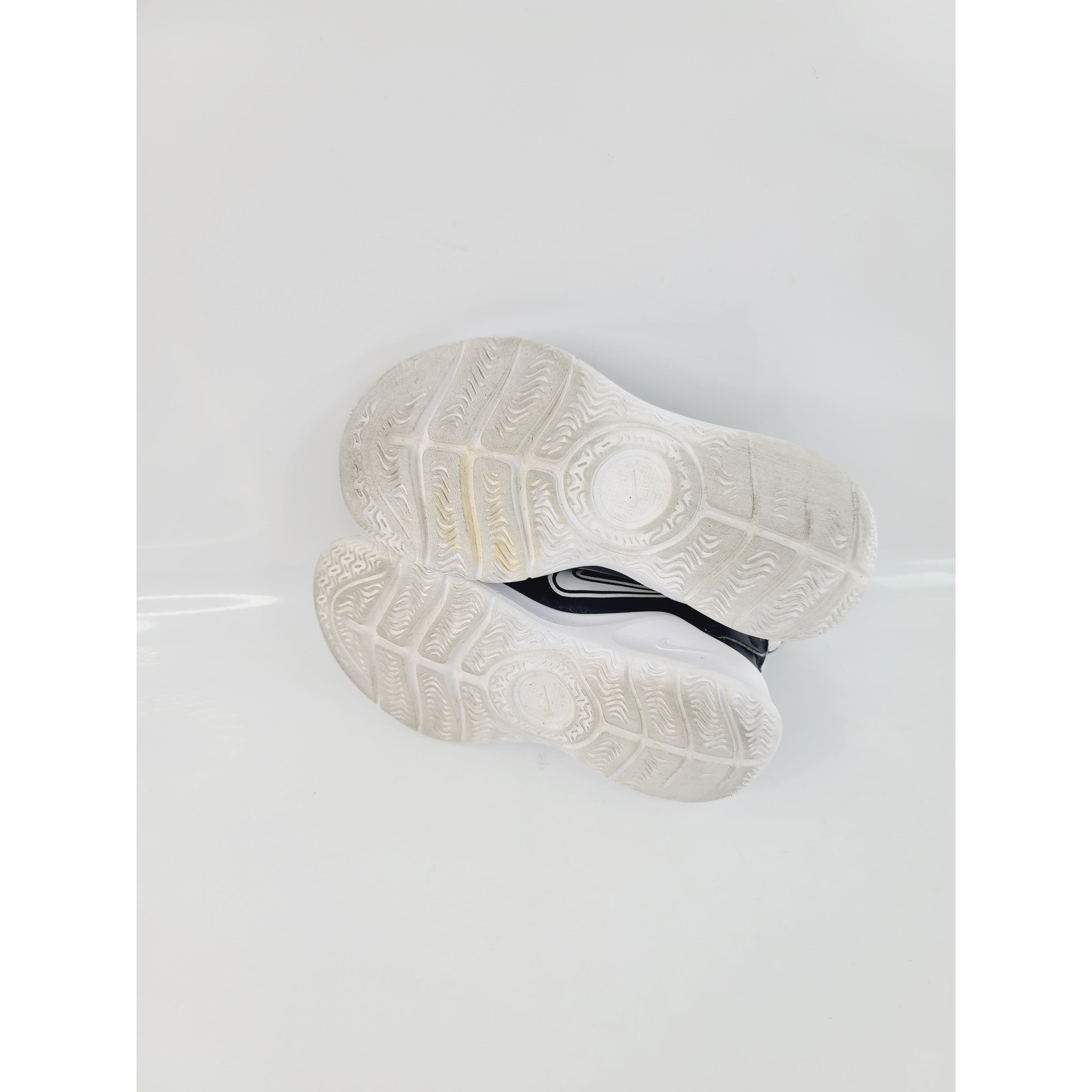 Nike Elastic Strap Mesh and Synthetic Slip-On Sneakers Boys Size 12C Black White
