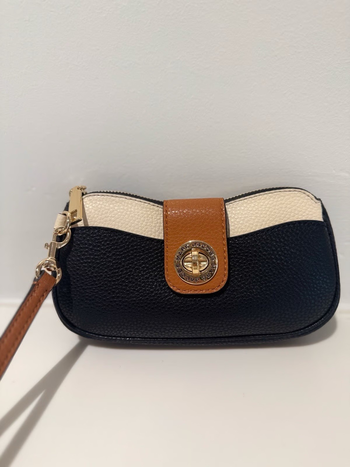 marc jacobs wristlet