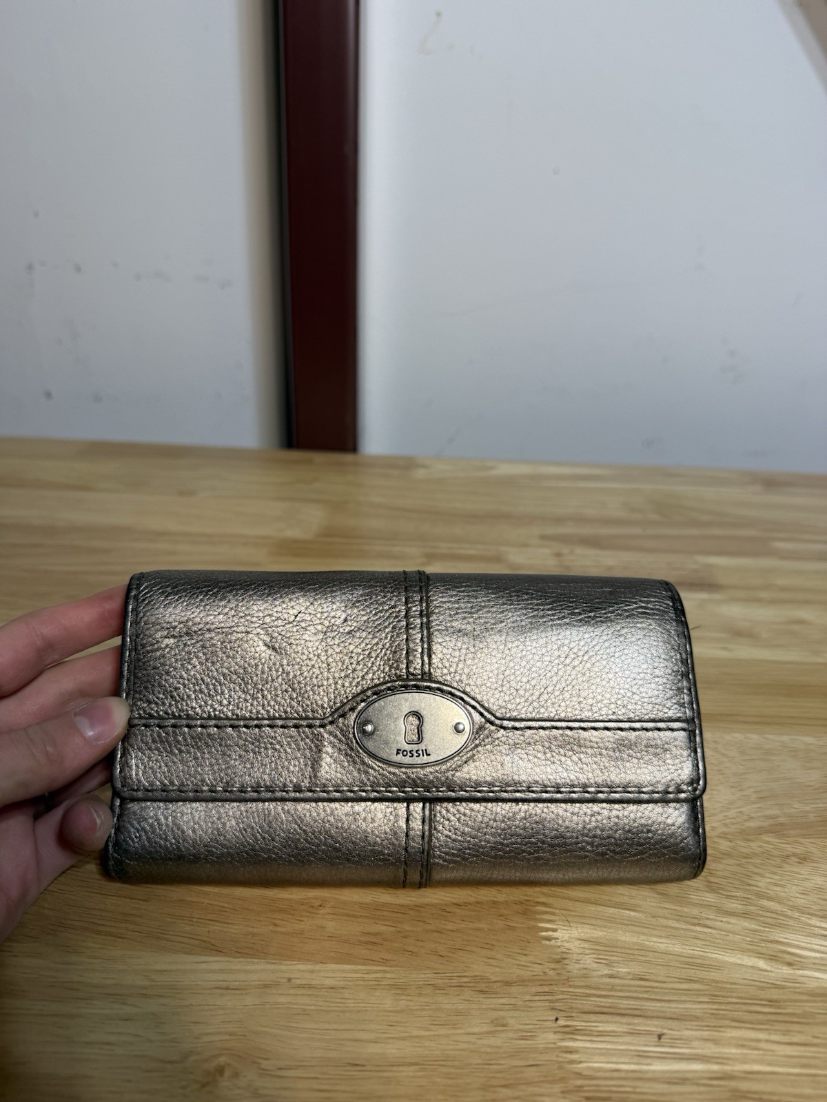 Fossil Shimmer Metallic Gold Leather Trifold Wallet Metal Keyhole Logo Stitching