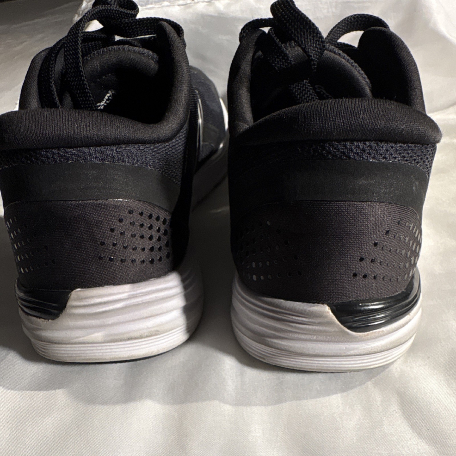 New Balance Women’s Black/White Mesh Low Top Lace-Up Athletic Sneakers WX711BH3
