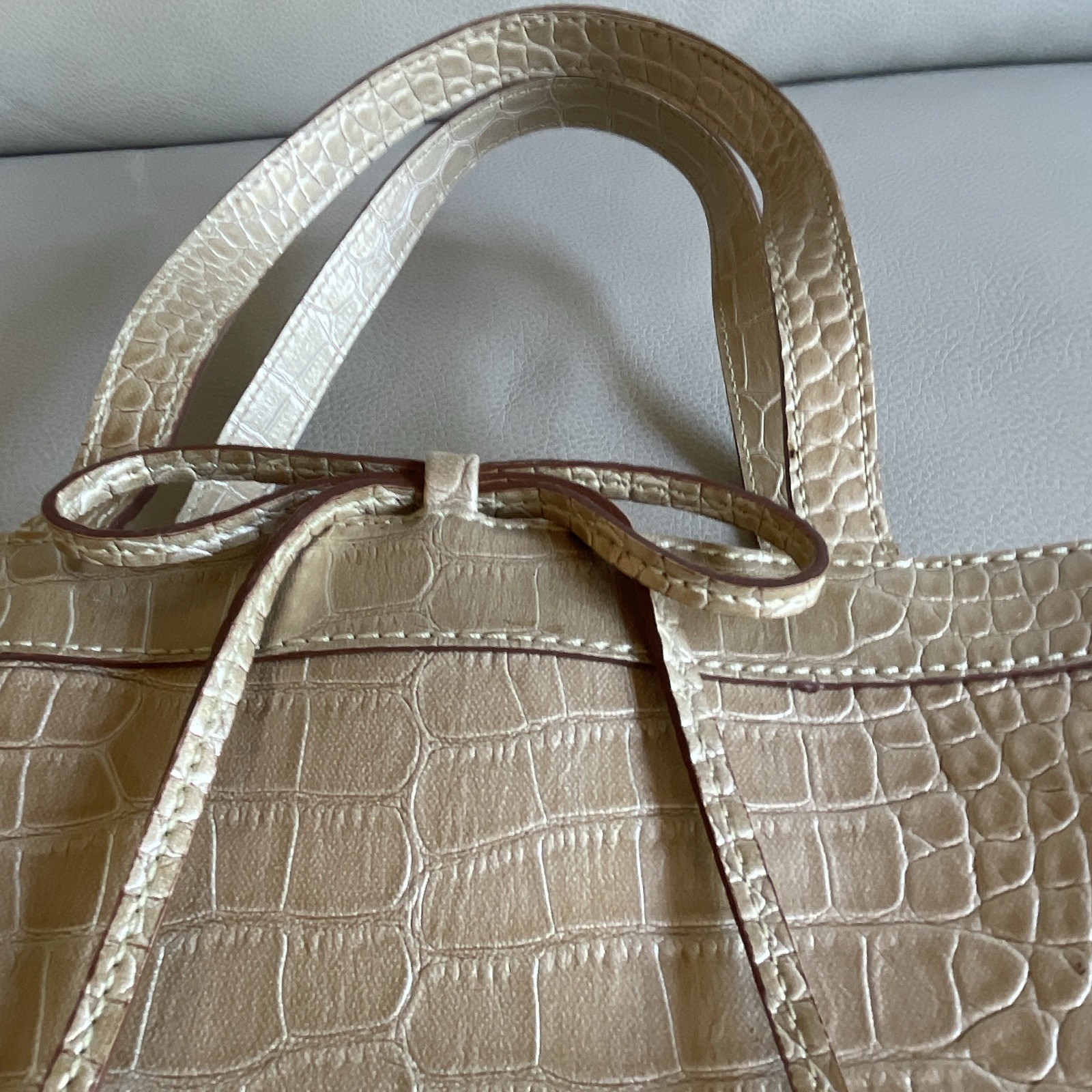 Liz Claiborne Beige Croc Embossed Tote Bow Detail Gold Hardware Zip Closure