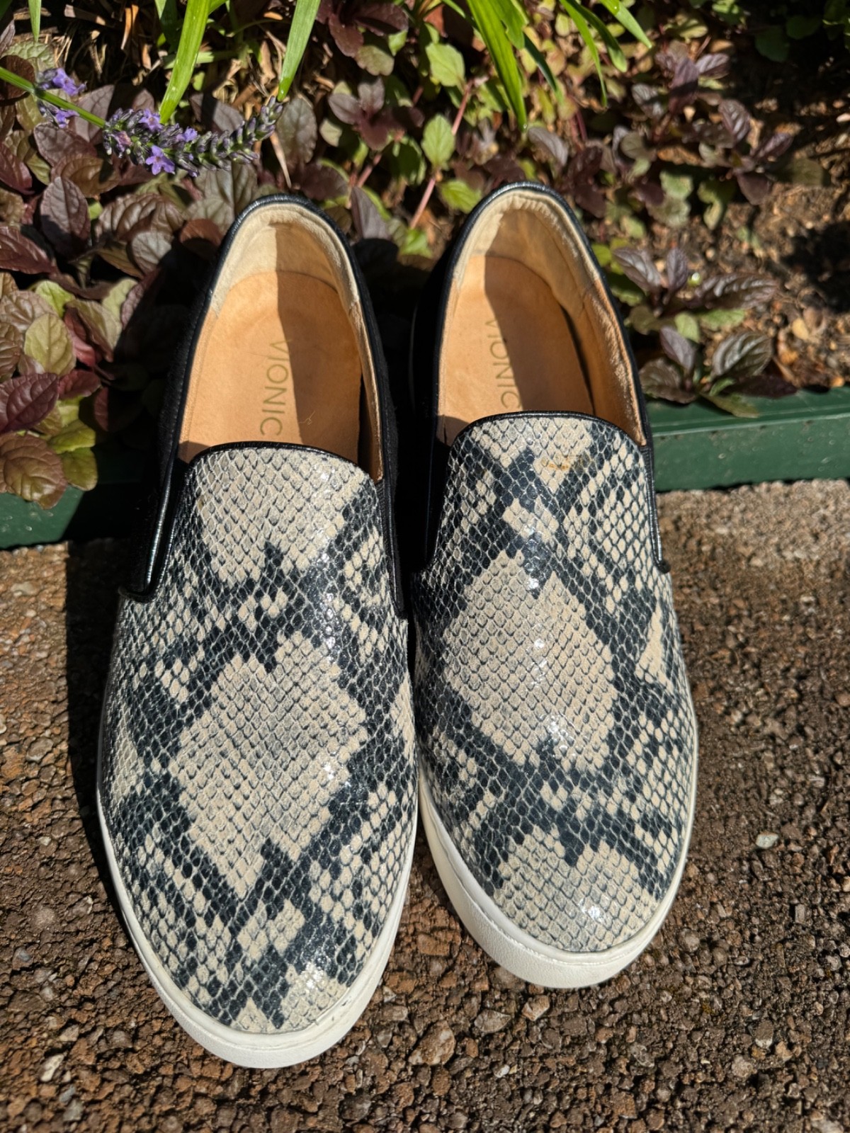 Vionic Ladies Size 9 1/2 Slip On Shoes