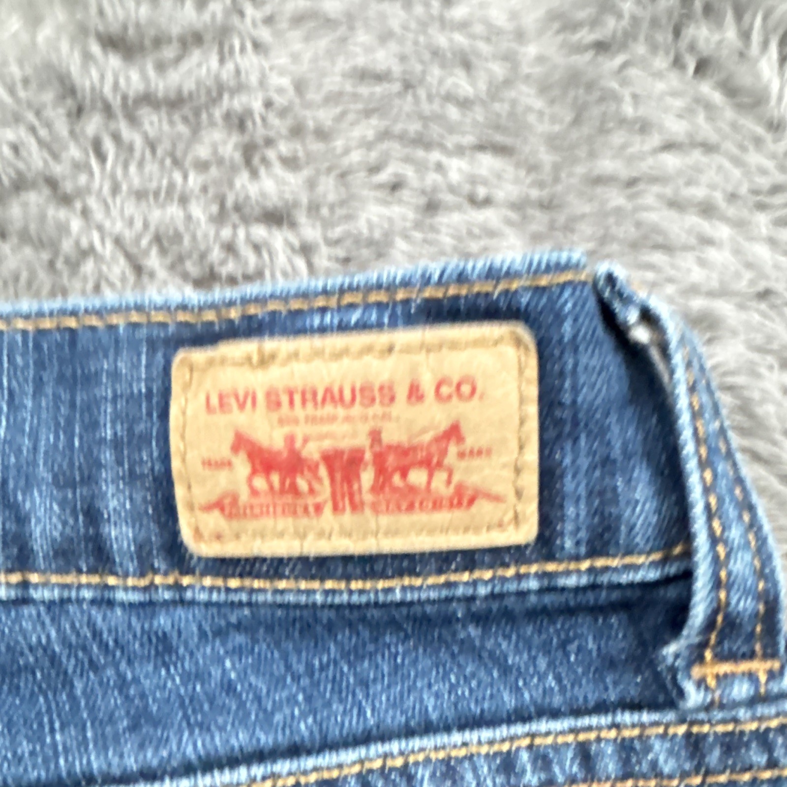 Levi’s Women’s Blue Medium Wash Stretch Skinny Jeans Mid Rise 5-Pocket