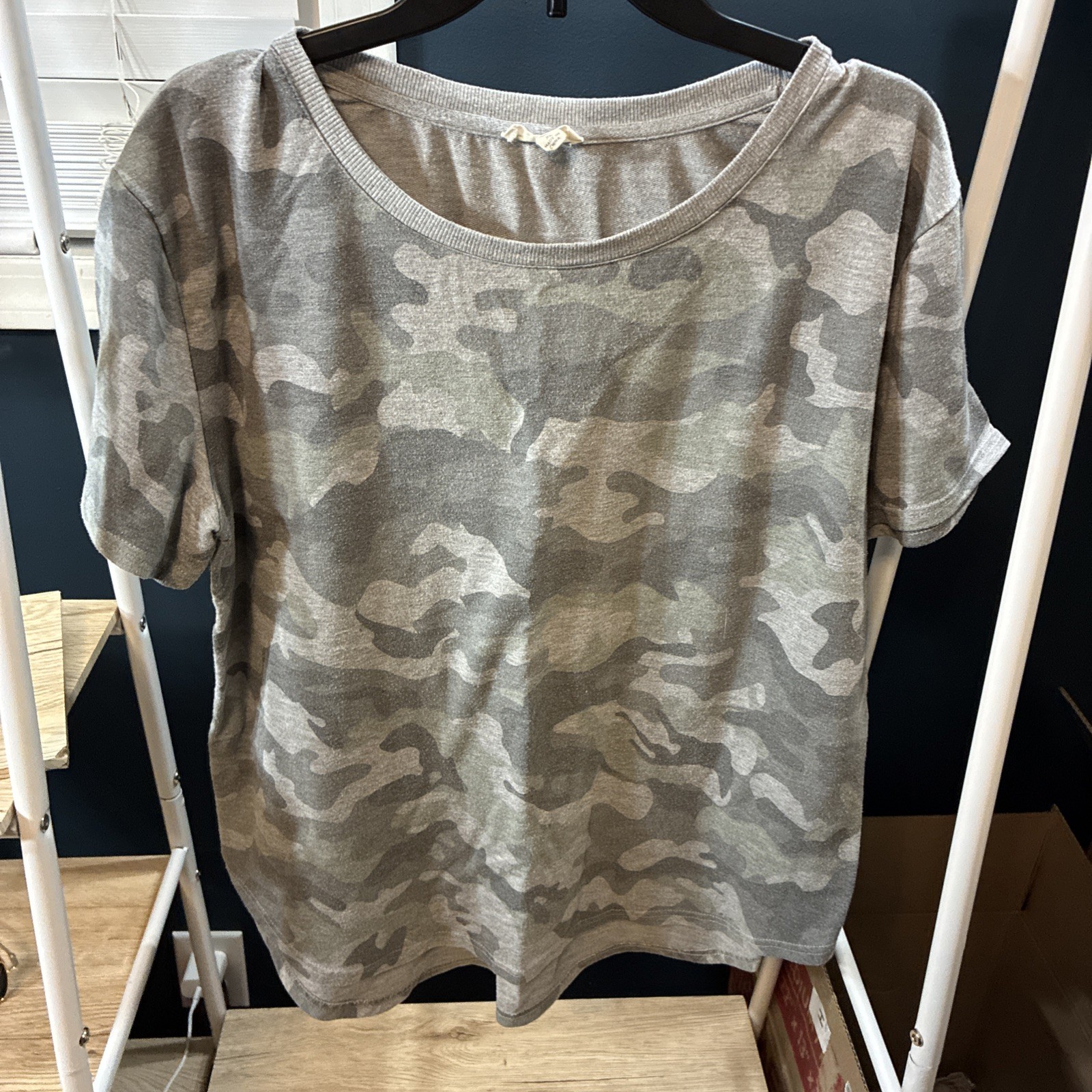 JANE AND DELANCEY Women’s Gray Camo Print Scoop Neck Long Sleeve Tee Size 1X