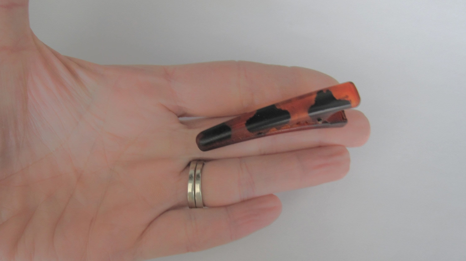2 1/4 inch black auburn golden acrylic alligator hair clip fine thin hair