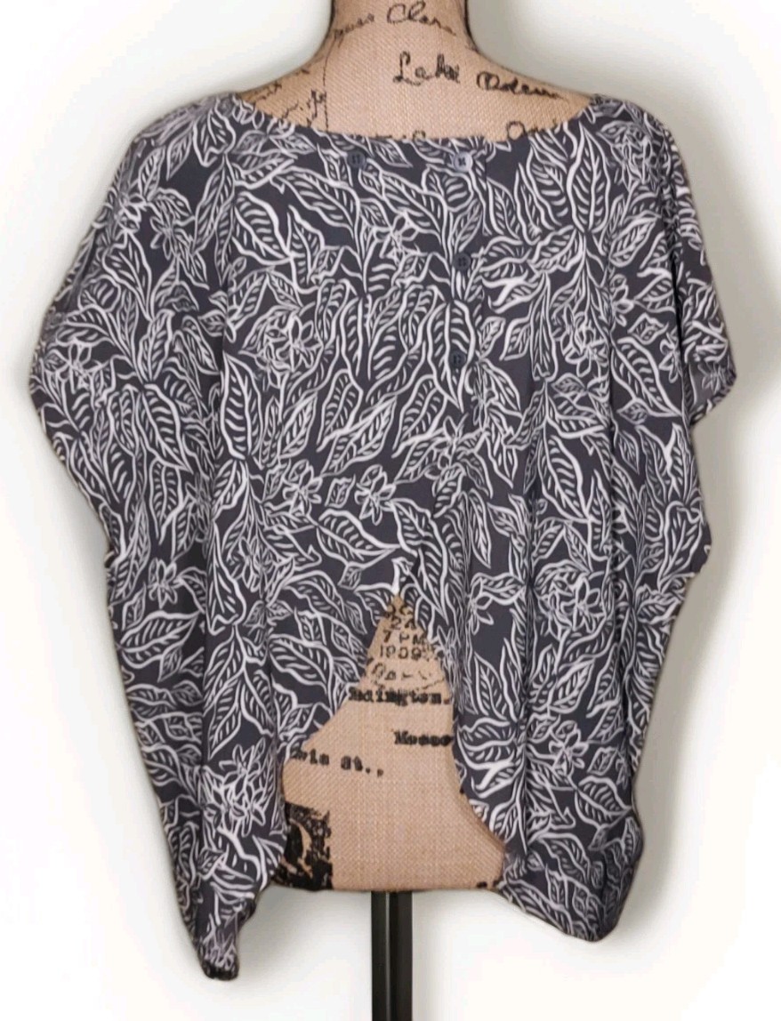 TORRID – Gray w/White Floral Outline Button Back Tunic – Women’s Size 2X