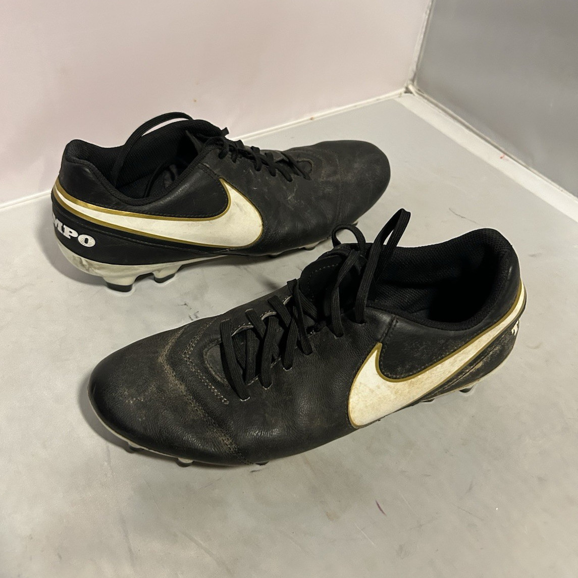 Nike Tiempo Men’s Low Top Lace-Up Soccer Cleats Black White Gold Molded size 9.5