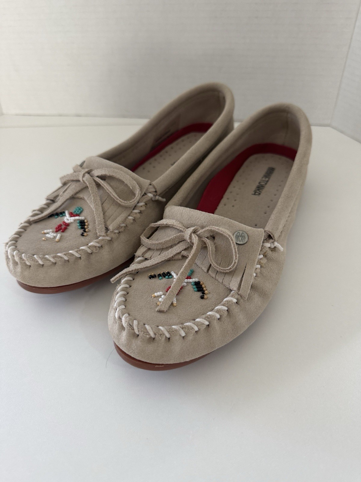 Minnetonka Shoes Womens 9 Thunderbird Moccasins Bow Flats Beaded Beige Leather