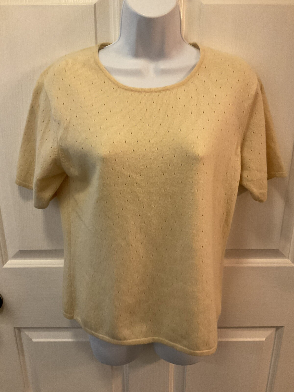 Vintage Women Glen Lyon 100% Cashmere S/sleeve sweater. Pale yellow size 36”