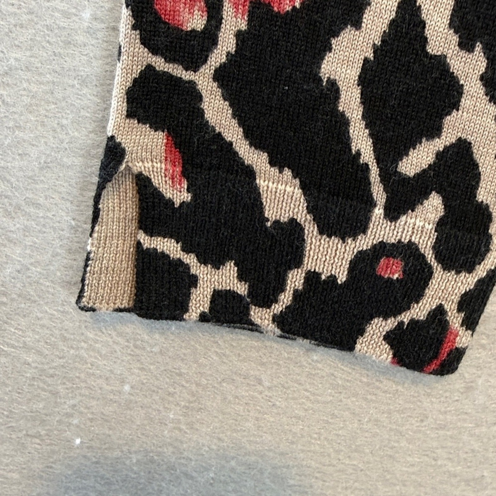 Gerard Darrel – women’s 100% wool V – neck line sweater Leopard print size 1 /M