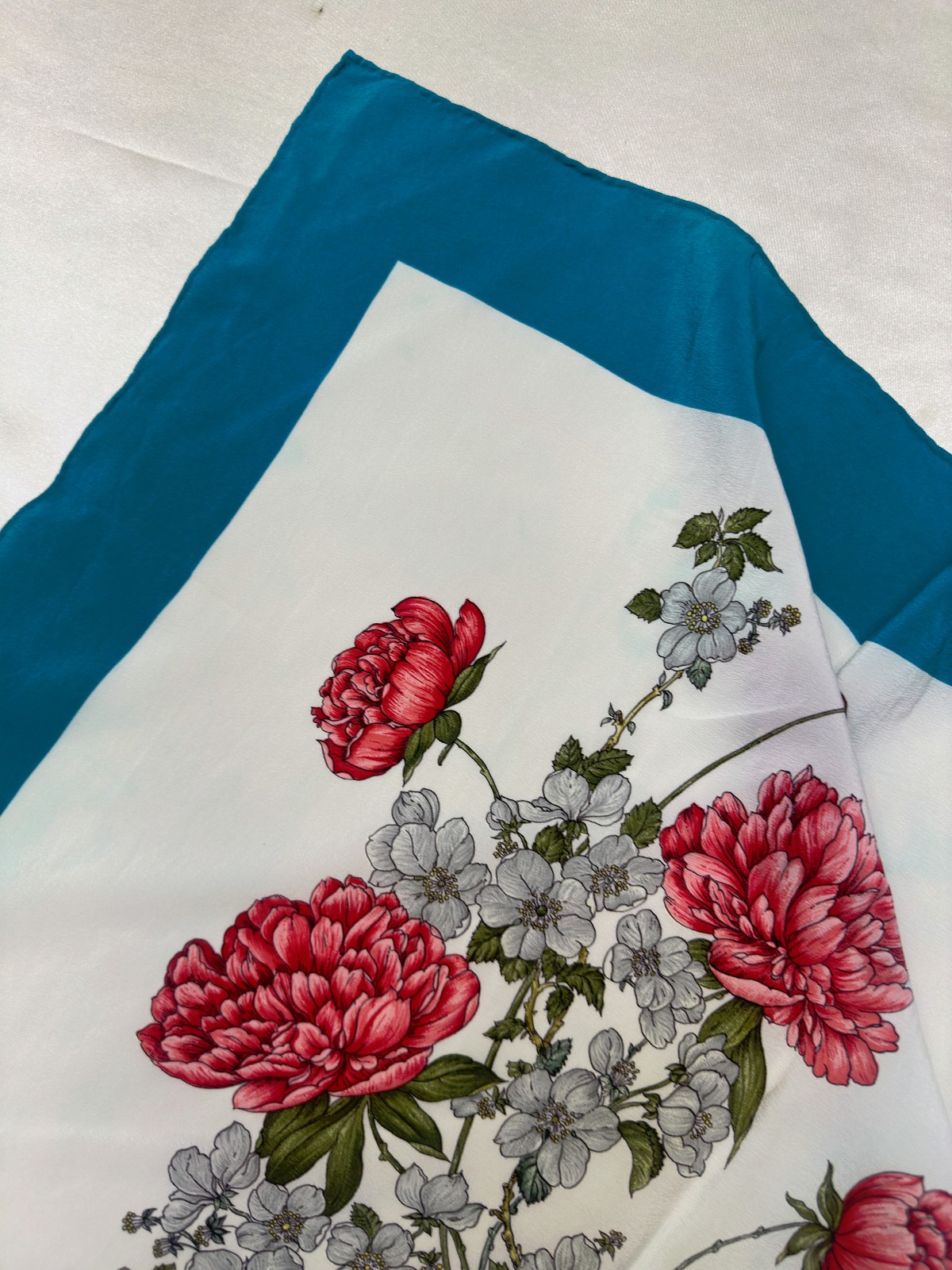 Vintage Gucci Botanical Floral Silk Scarf Hand Rolled Italy 82cm Archive