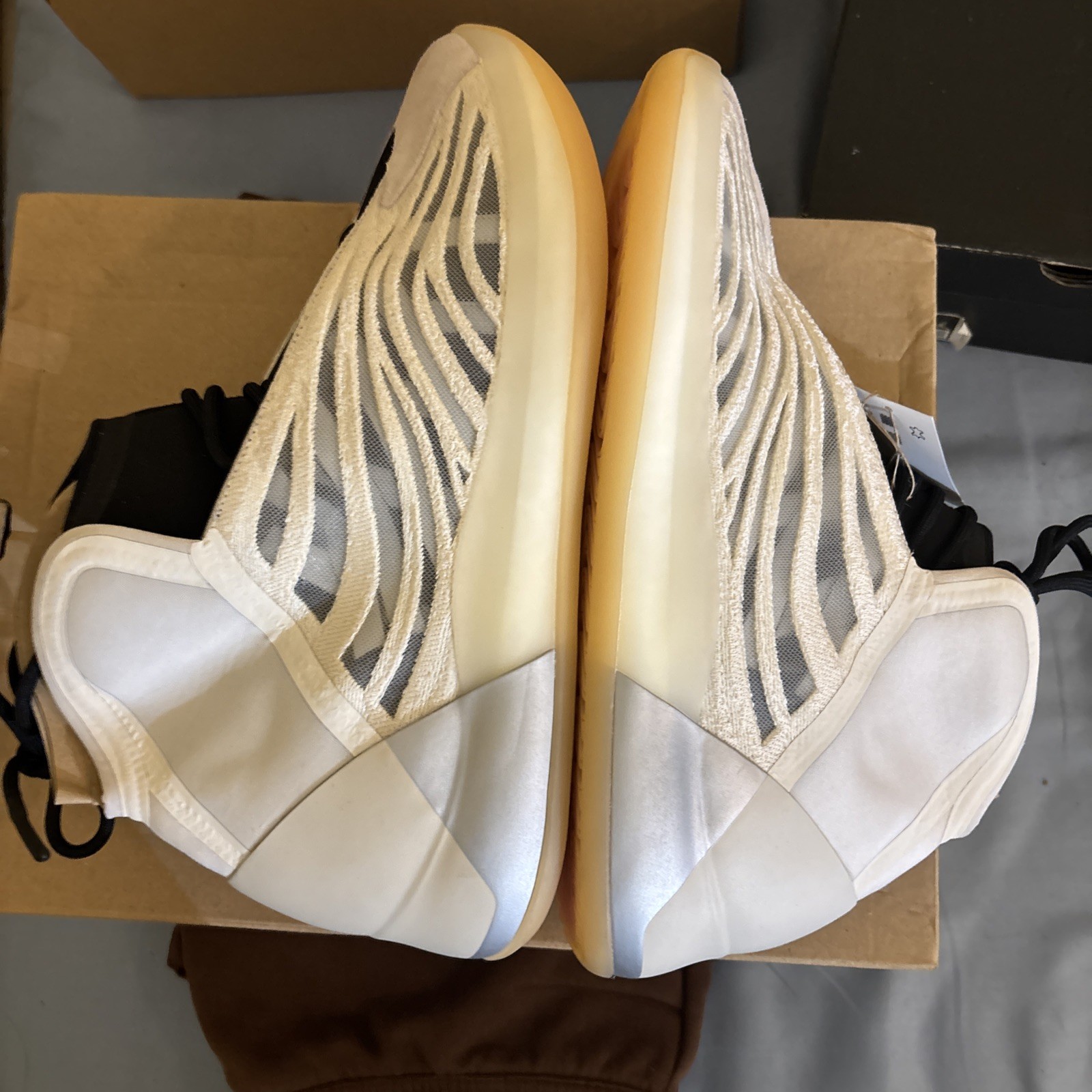US MENS 14 ADIDAS YEEZY QUANTUM BOOST SKU HQ2085 Color MISTSL