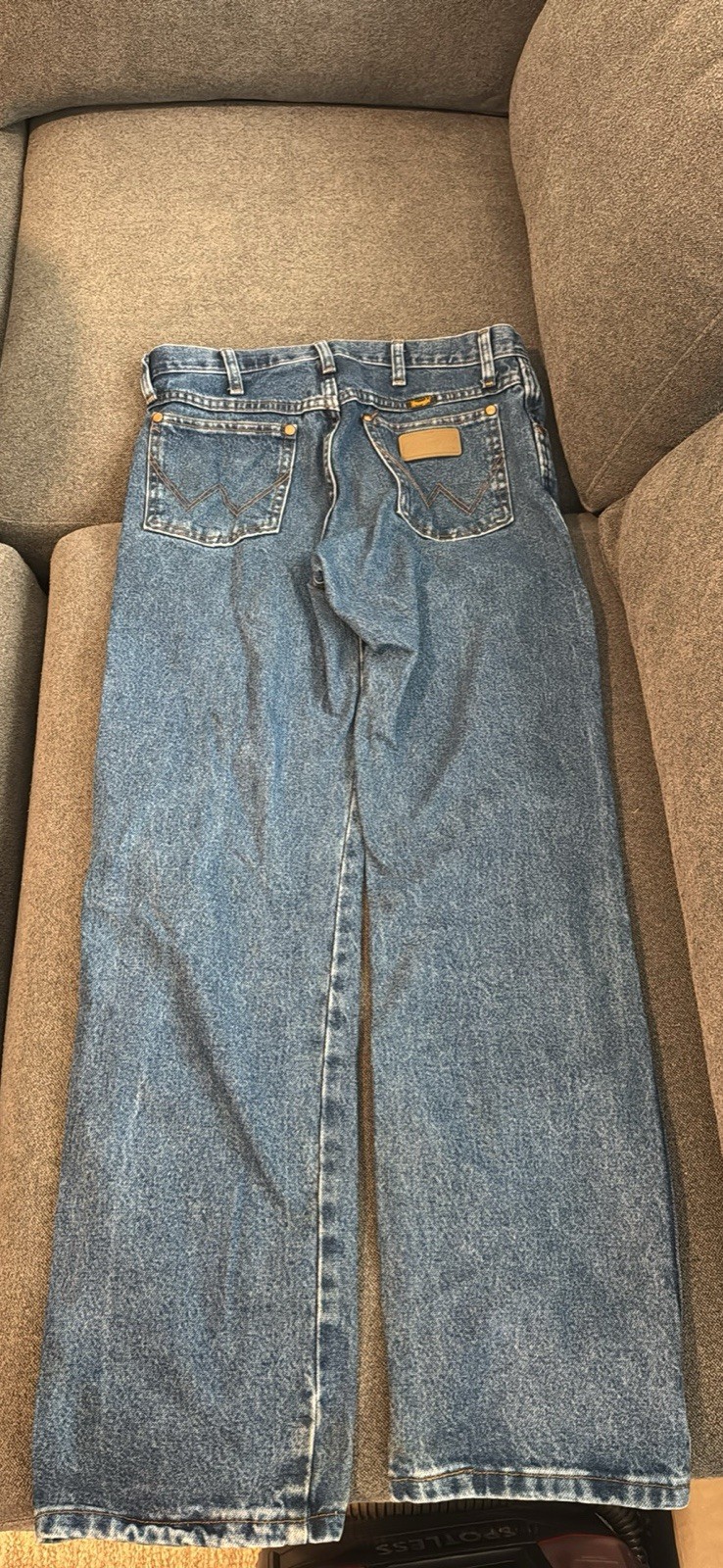 Wrangler 13MWZ Men’s Blue Medium Wash Denim Jeans Straight Fit Mid Rise