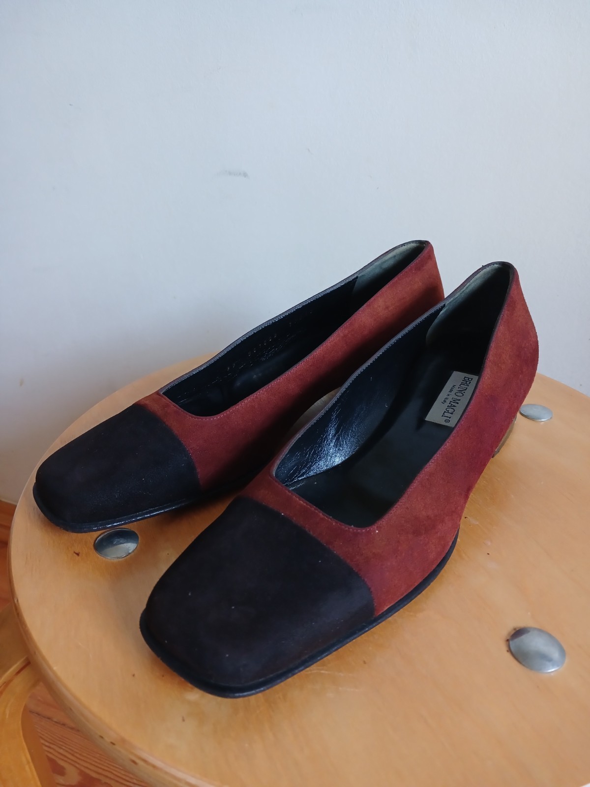 BRUNO MAGLI Two-Tone Suede Pumps EU 39 Cap Toe Block Heel Quiet Luxury