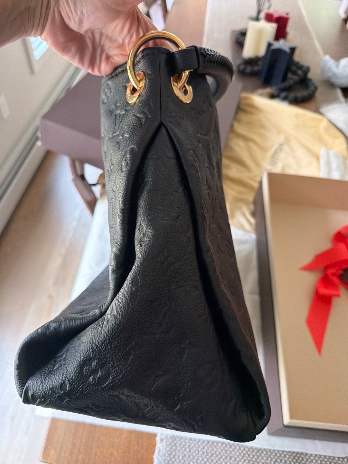 Louis Vuitton Artsy Shoulder Bag MM Black Leather