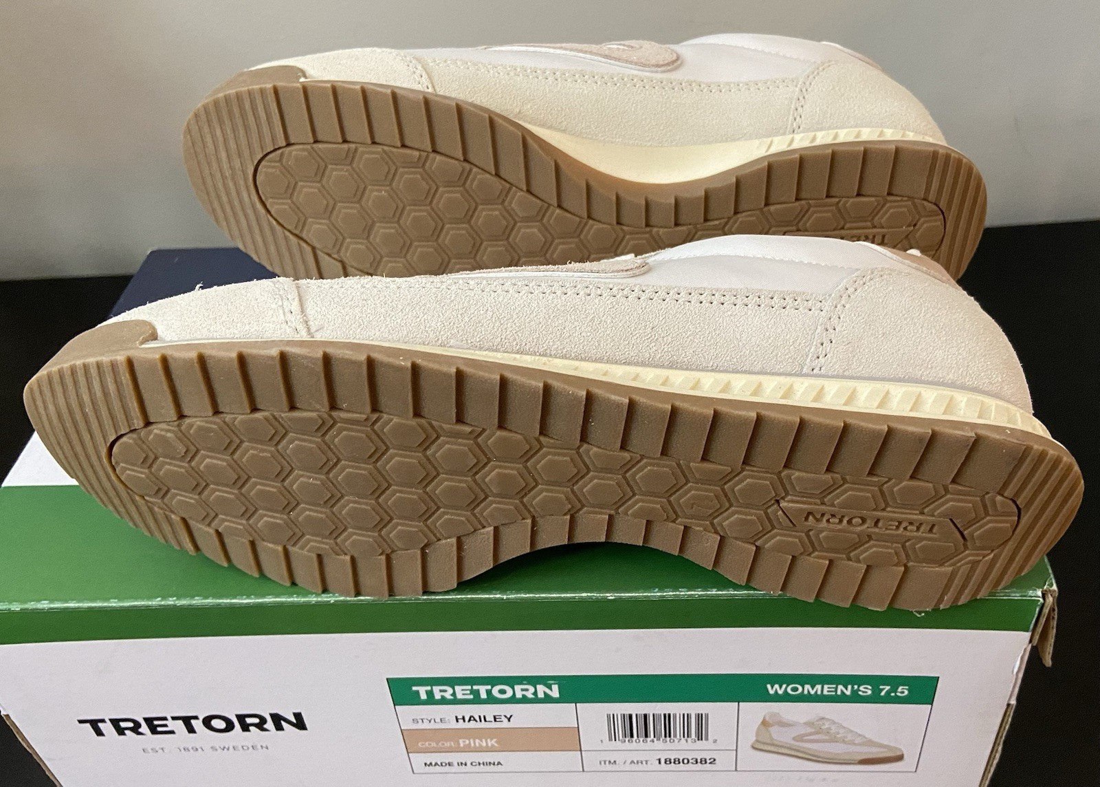 NIB Tretorn Womens 7.5 Hailey Leather Upper Sneaker Memory Foam Footbed