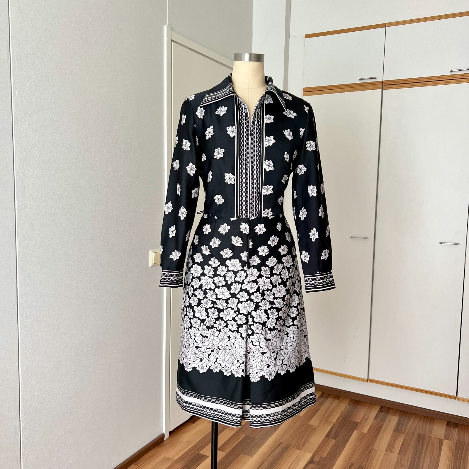 1970s TREVIRA Dagger Collar Floral Shirt Dress Border Print Long Sleeves Midi 42