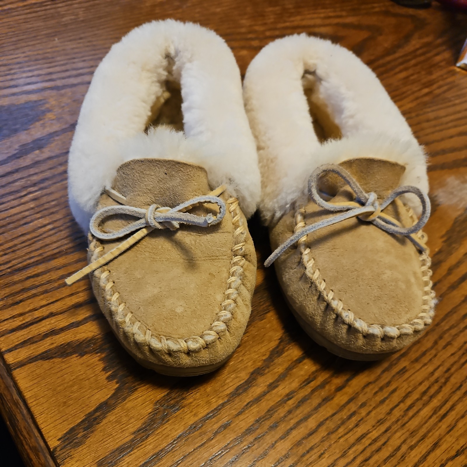 Women’s LL Bean Lined Moccasin Slippers Size 7 Medium. GUC
