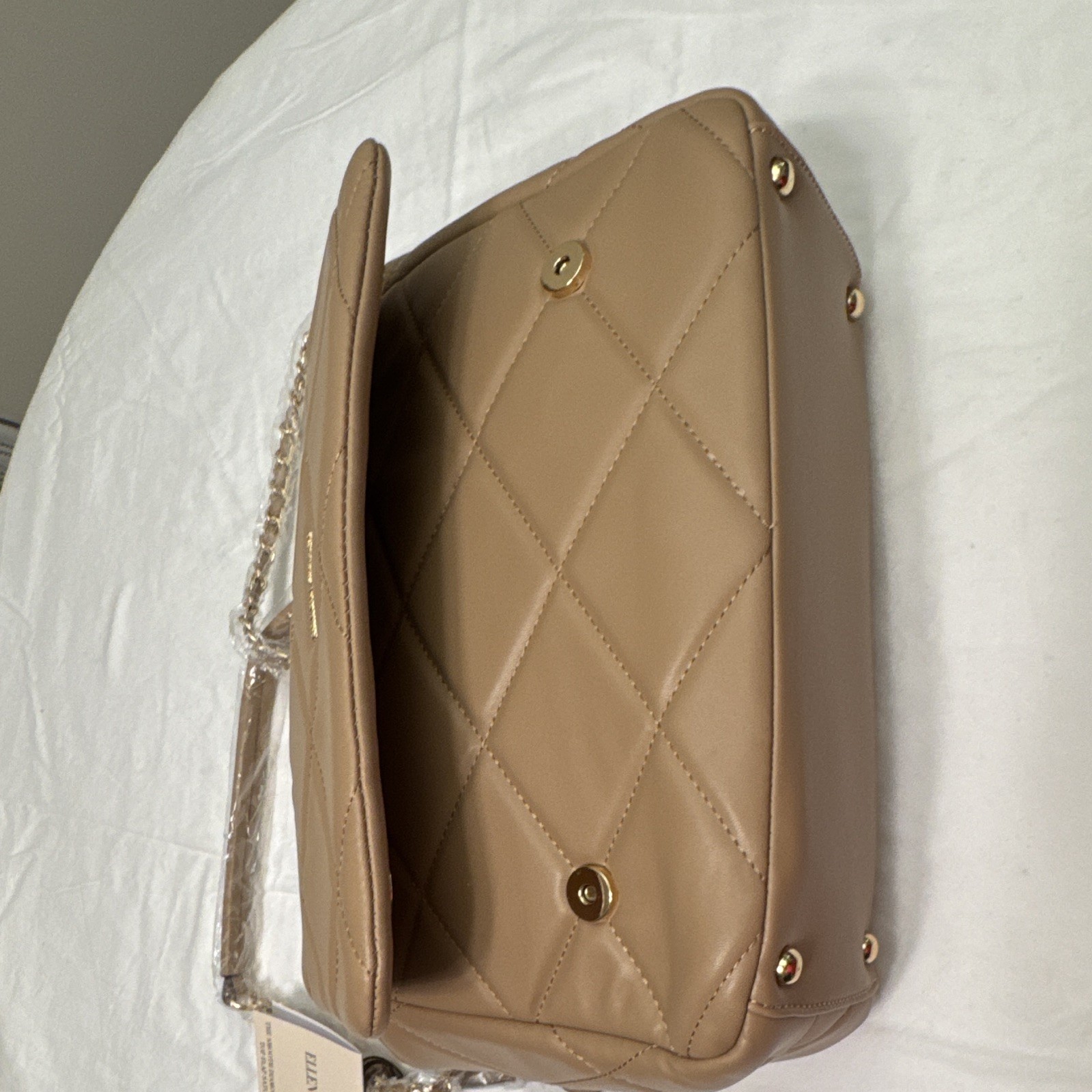 Ellen Tracy Beige Quilted Shoulder Bag Magnetic Closure Lined Pockets Gold
