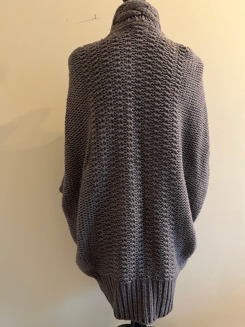 BIANCO&BLUE CABLE KNIT BUTTON UP LONG SWEATER SIZE SMALL/ MEDIUM IN DARK GRAY