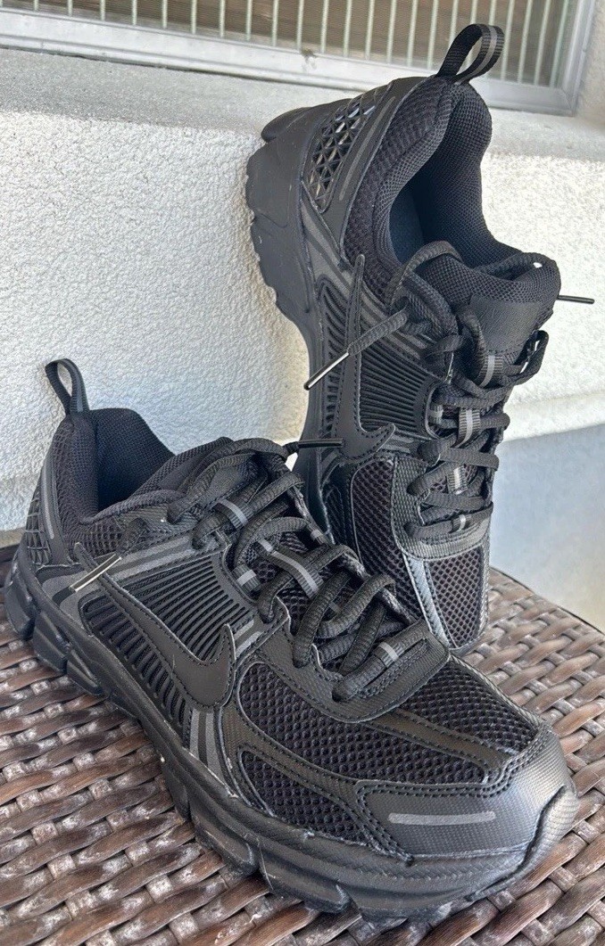 Brand New Nike VOMERO 5 Black Never Worn Size 5.5 Y Which Is 7 In Women !!