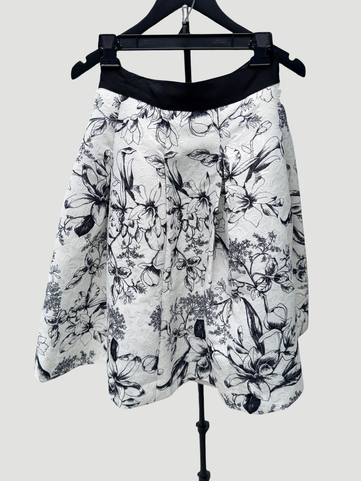 NWT White House Black Market Black and White Floral Halter 2 piece set Size 4