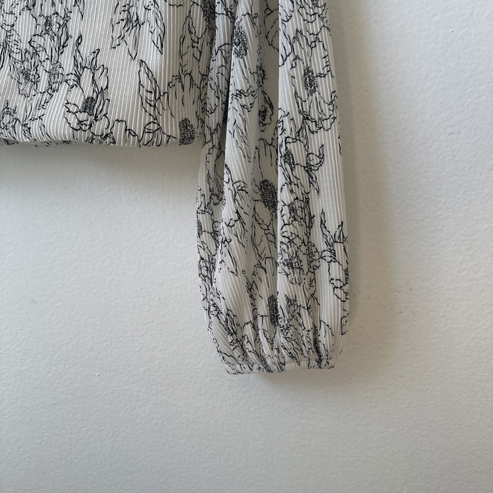 ASTR The Label Women’s Lined Summer Pleated Faux-Wrap Floral White Blouse XS