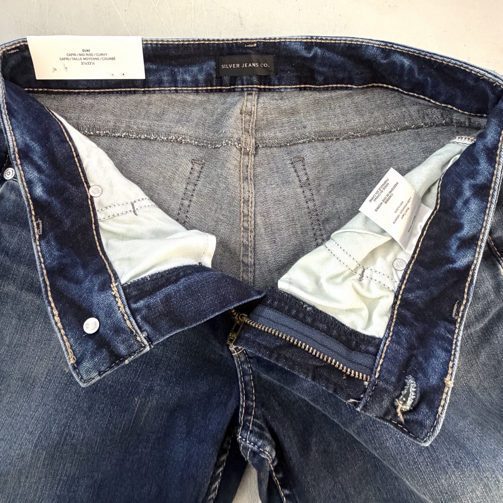 Silver Jeans Co Suki Capri Jeans Size 31×22.5 Mid Rise Curvy Cuffed Stretch NWT
