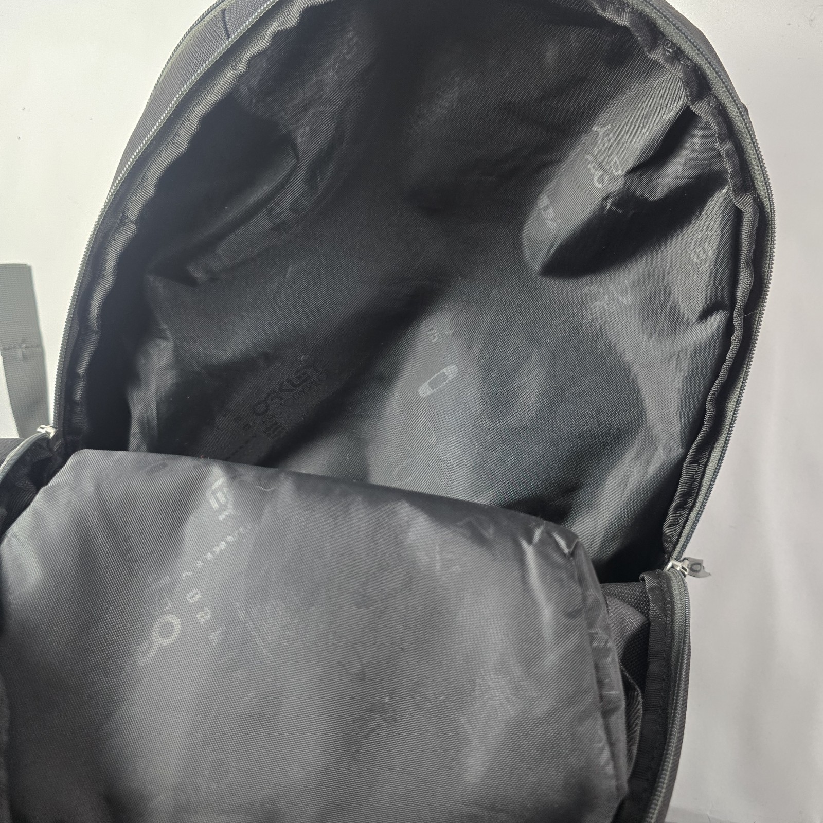 Oakley 5-Speed Backpack Grigio Scuro Medium Sized # 92792 Black