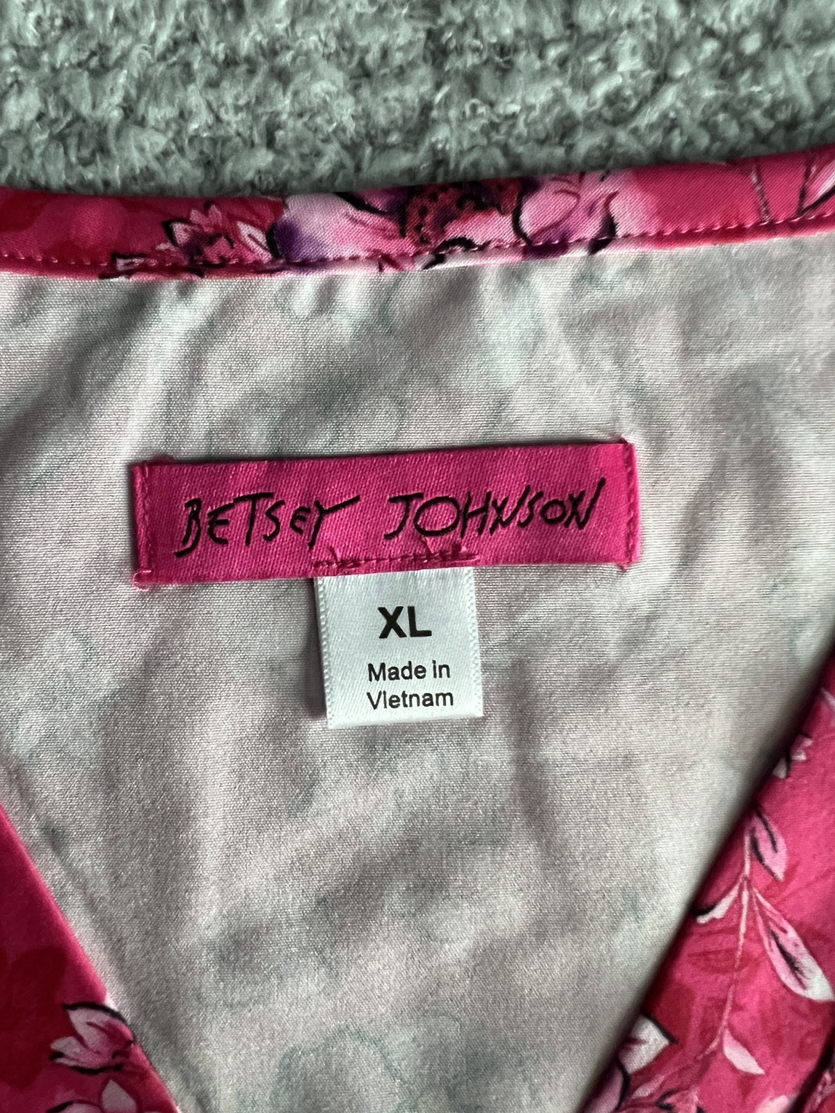 Koi Betsey Johnson Scrub Top Women’s XL Pink Tiger Babe Floral Nursing Medical