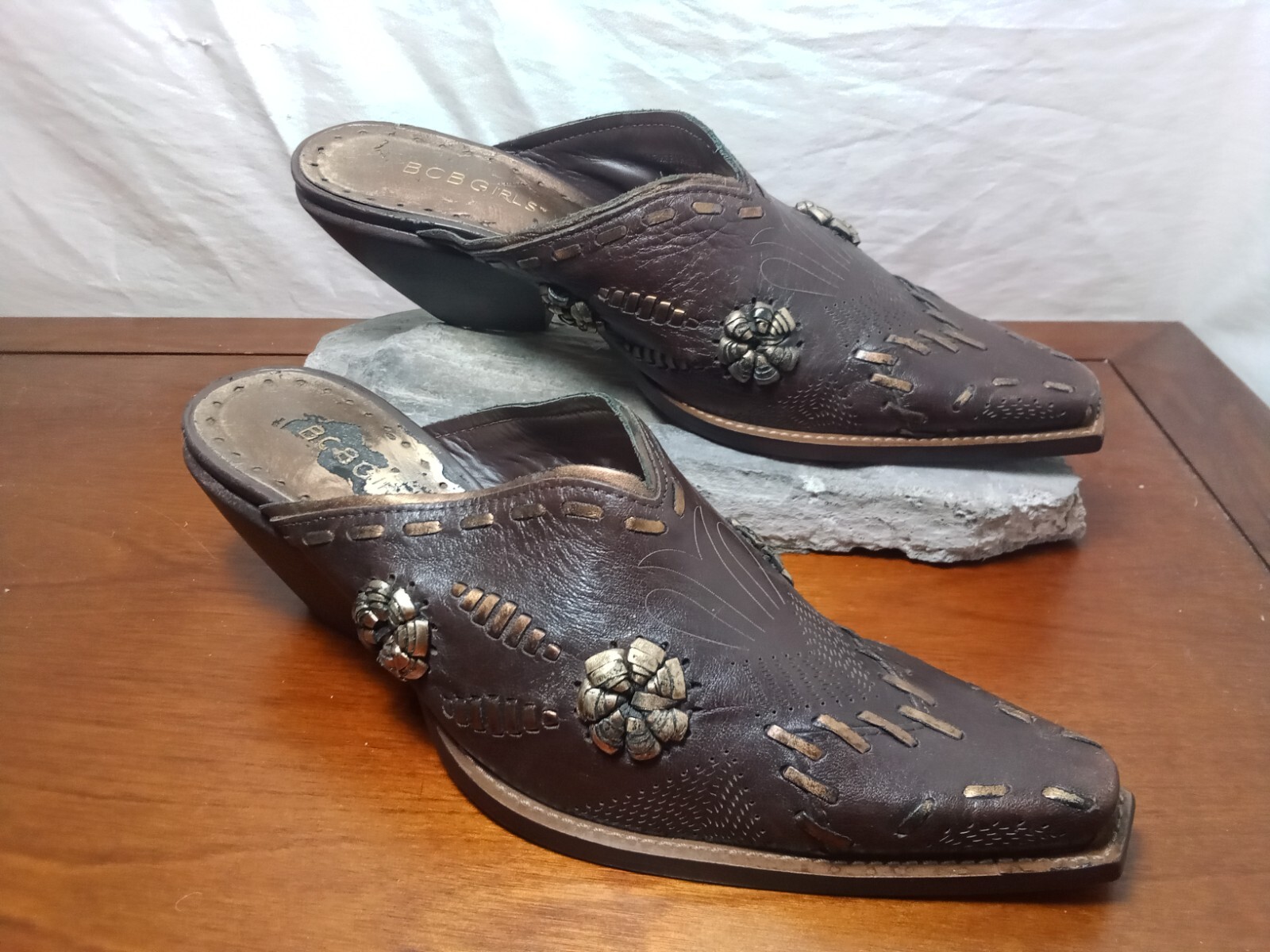 BCBG Women’s Sz. 6 B / 2.25 in Block Mule Witch Clogs thick soft leather