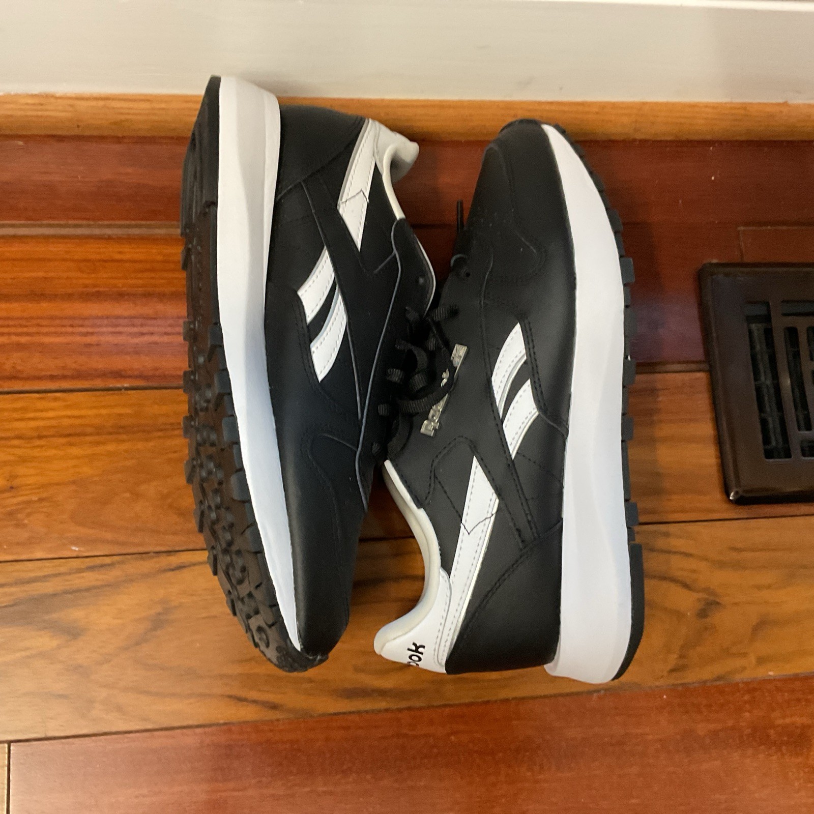 Reebok Classic Leather Black And White Men Shoes Size 9.5