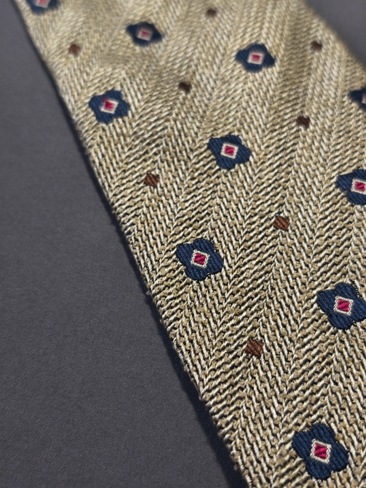 Brooksfield – Solid Color Silk Geometric Pattern Tie Made in Italy