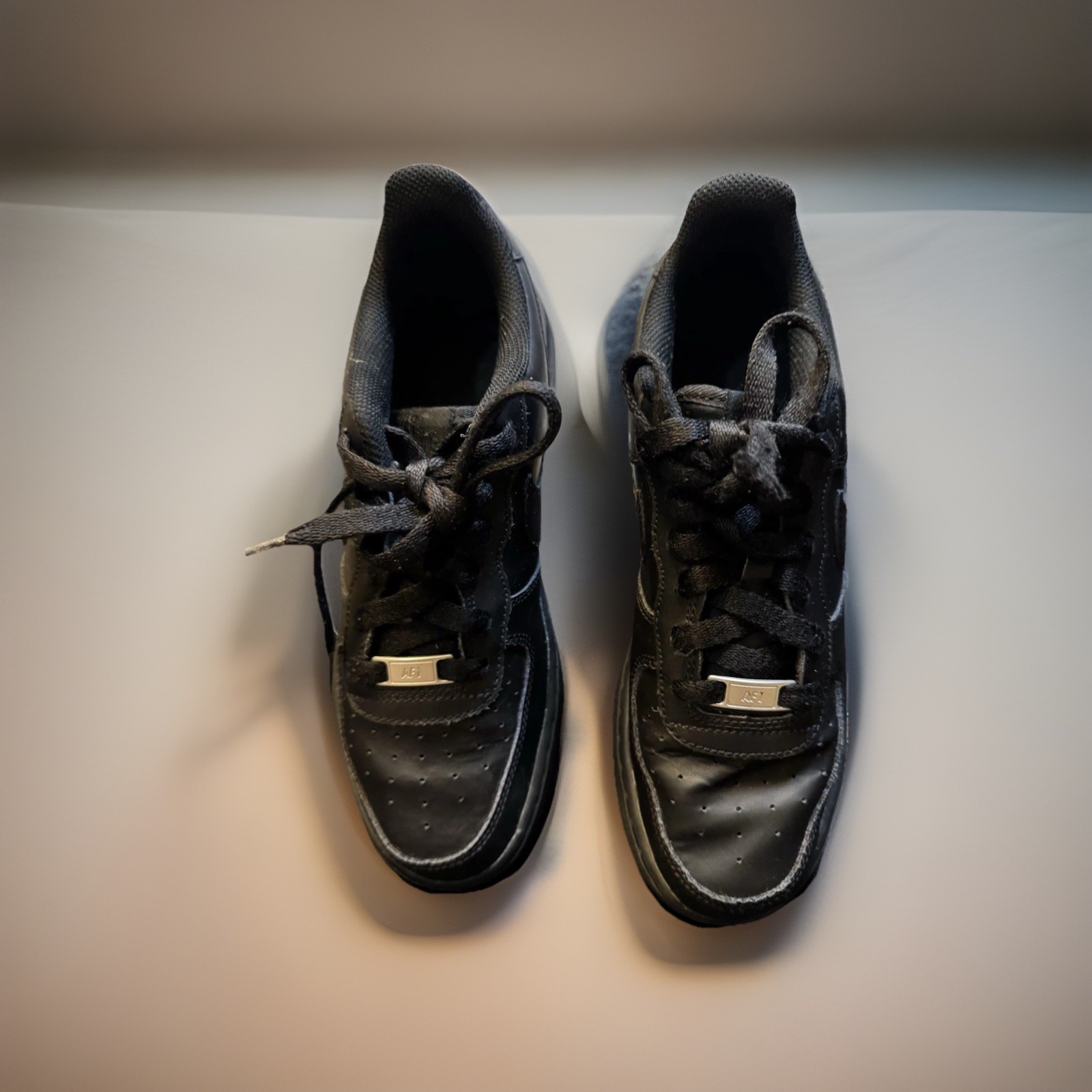 Nike Air Force 1 Men’s Athletic Sneakers Black Leather Low Top Lace-Up