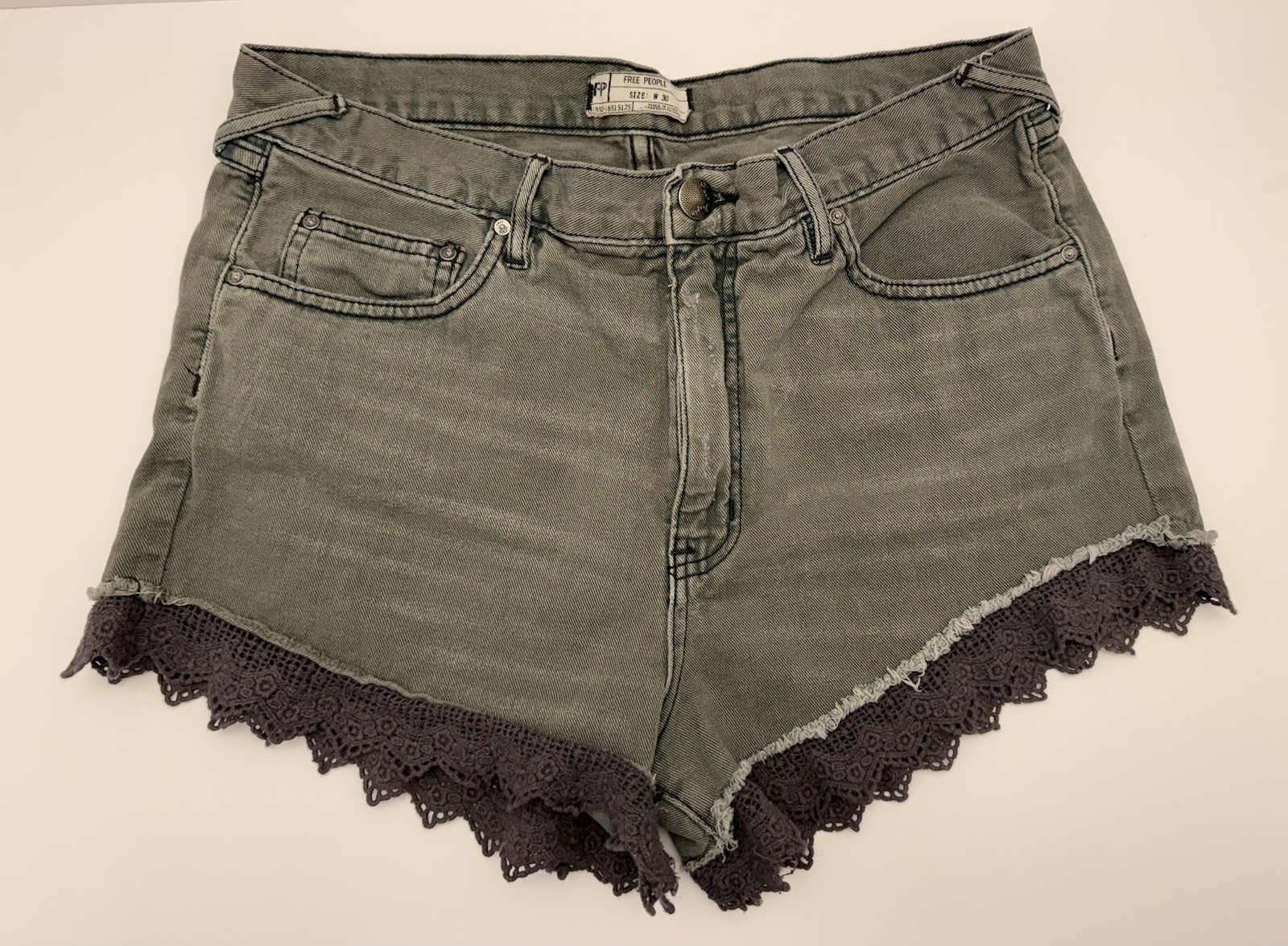 Vintage Free People Denim Shorts Women’s Sz 30 Gray Distressed Lace Trim Boho