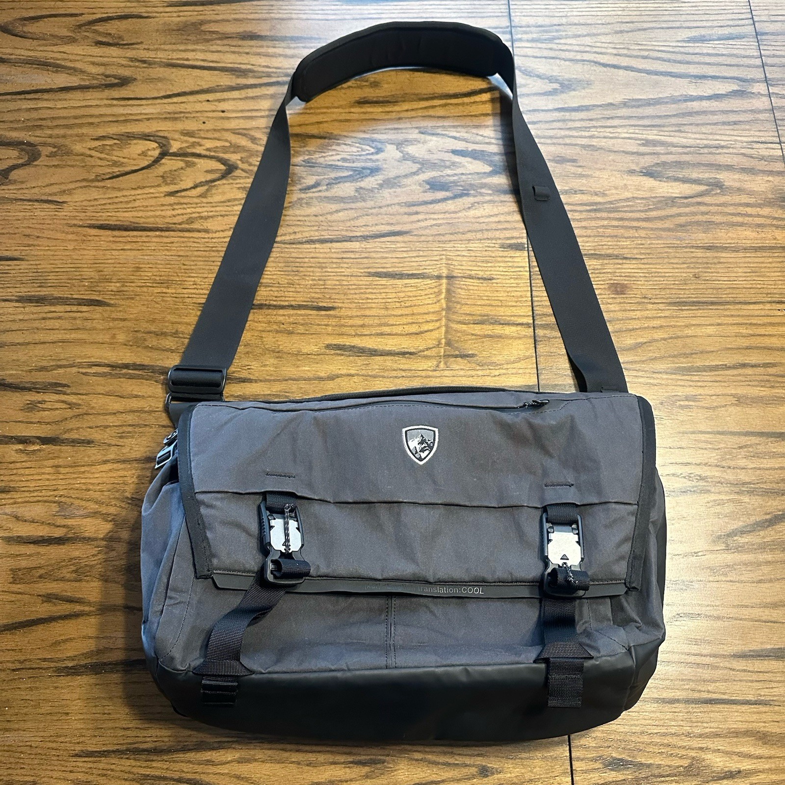 KUHL 14L Eskape Ink Black Kanvas Messenger Bag Laptop Travel Crossbody Carryon