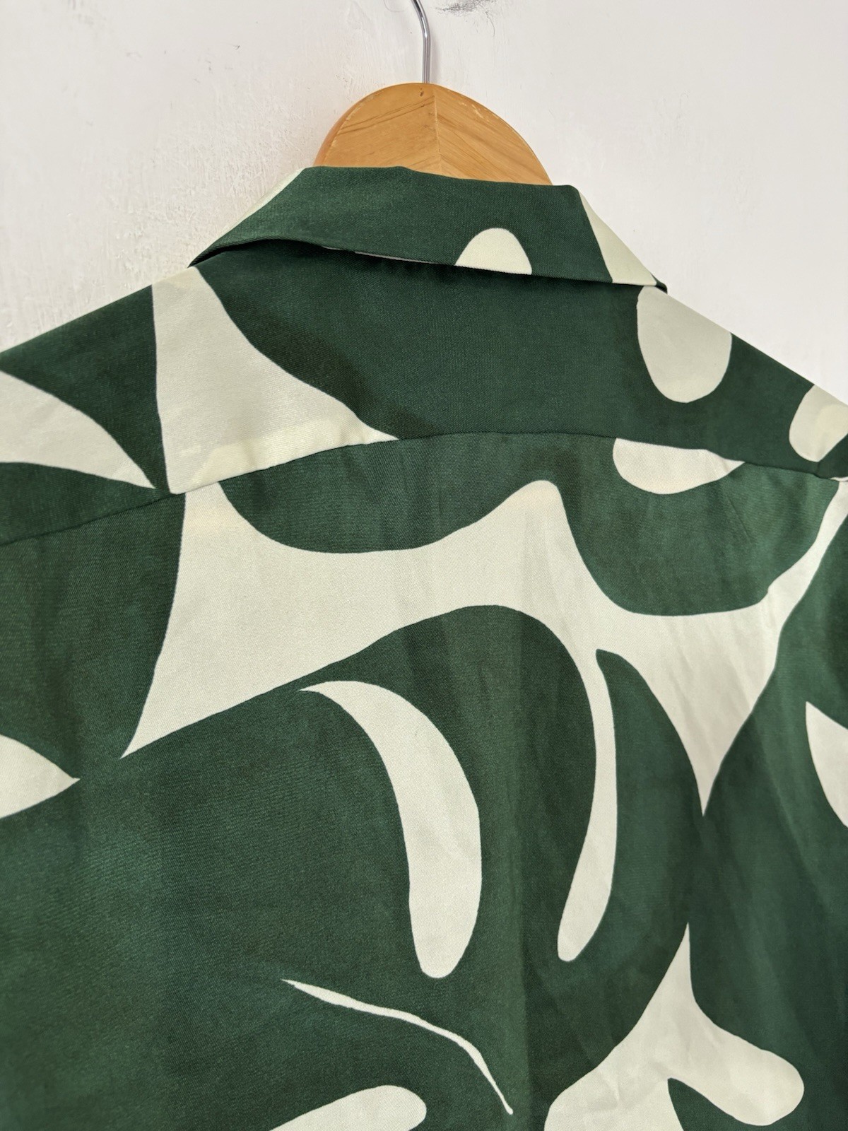 REISS Cuban Collar Shirt Large Green Monstera Leaf Tropical Print Silk Feel Soul