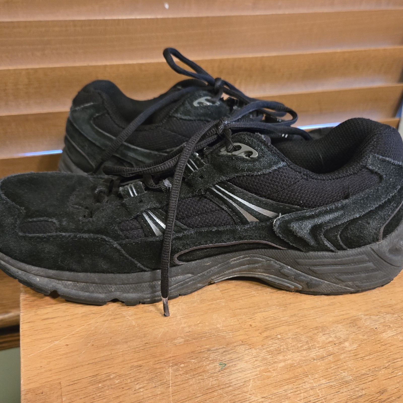 Vionic 23Walk Women’s Black Suede Athletic Walking Shoe Size 9 WIDE Lace-Up