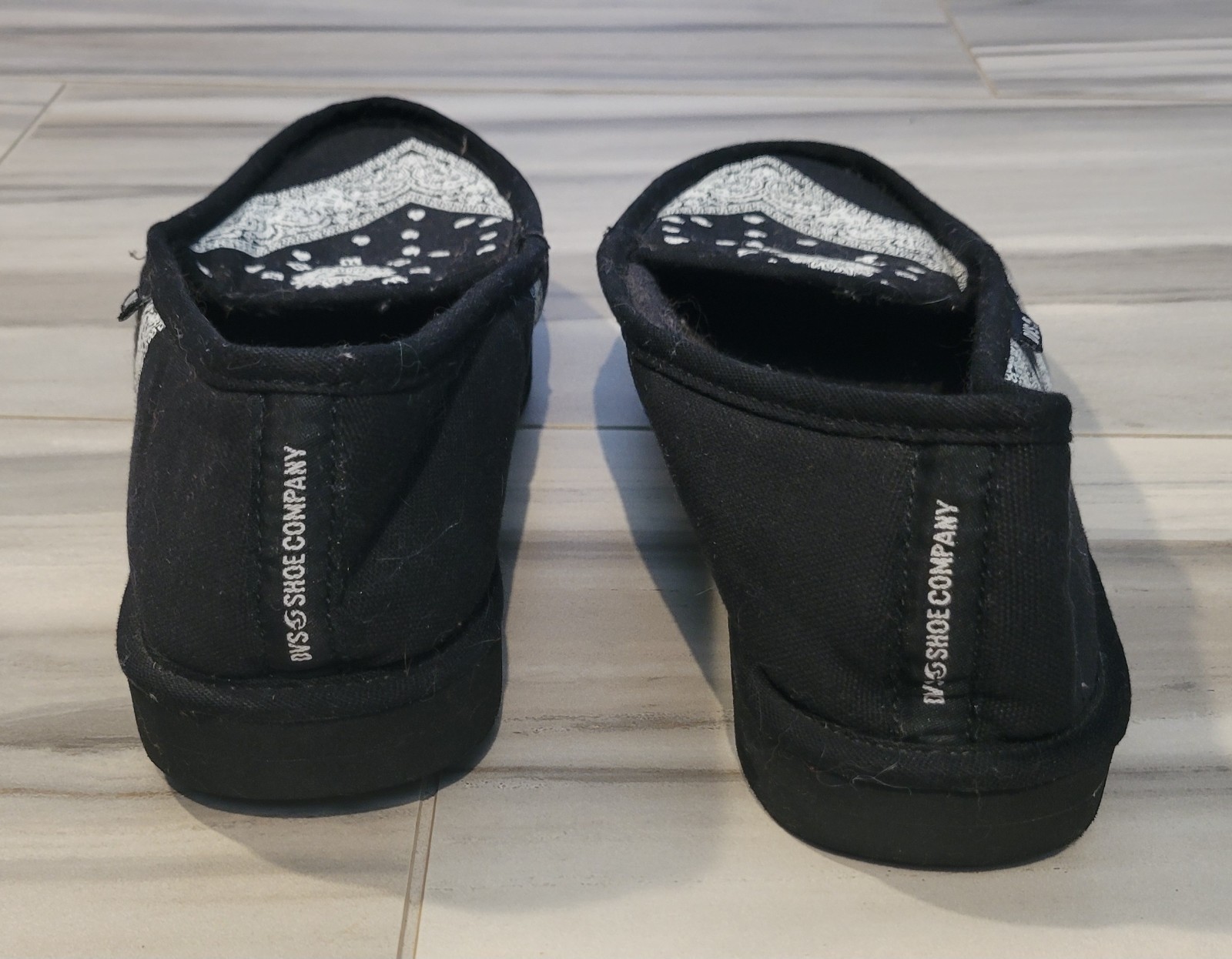 DVS Shoe Company Black & White Slippers W/ Paisley Bandana Pattern Size 12