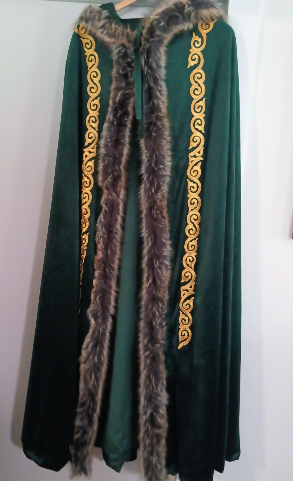 Santa Claus Cape ..One Size fits most. New. Elegant green, lined On both sides.
