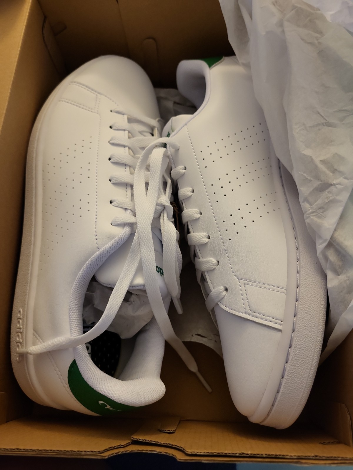 Adidas men Advantage Shoes White / GREEN size 10. Brand New