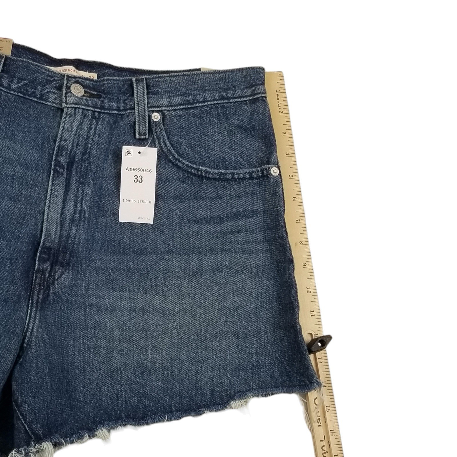 Levi’s Women’s SZ 33 High-Waisted Relaxed Fit 5 Pocket Cotton Denim Mom Short