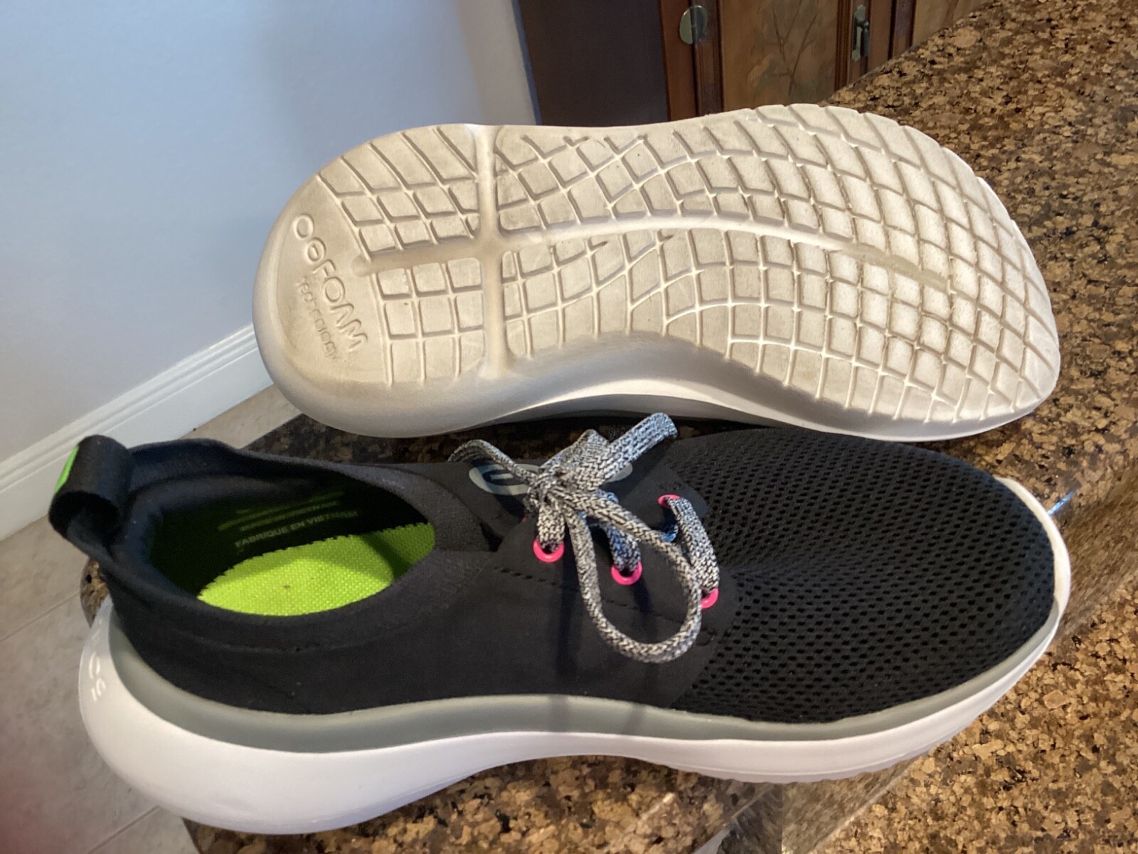 Oofos Oomy Stride Snealers White Black Size 7 Women’s